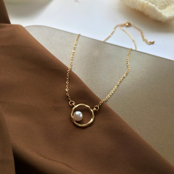Minimalistic Pearl Golden Circle Necklace - Picture 3 of 10